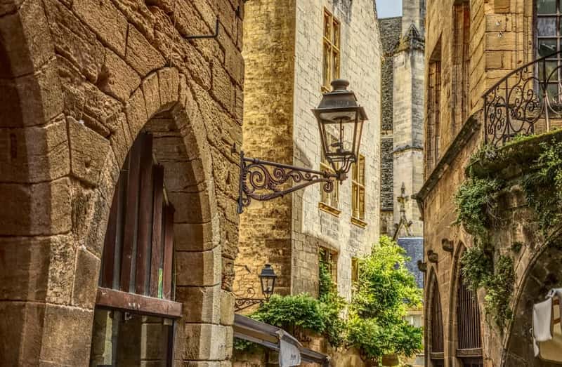 Sarlat-la-Canéda, France (Image Credits: Unsplash)