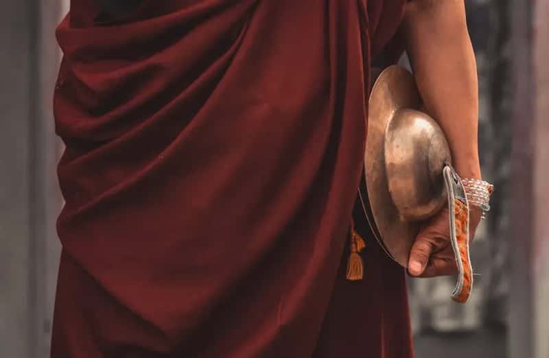 2. The Fake Monk Bracelet Scam Near Central Park and Times Square (Image Credits: Pexels)