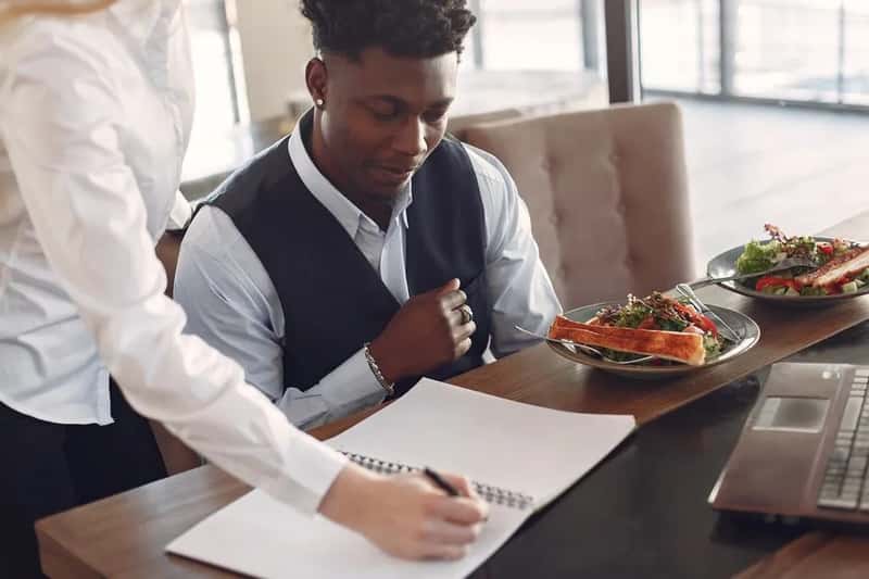 Sending food back at a restaurant (Image Credits: Pexels)