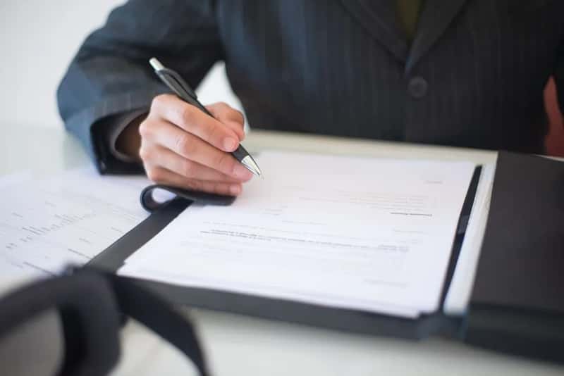 Document legalization: apostilles and certified translations (Image Credits: Pexels)