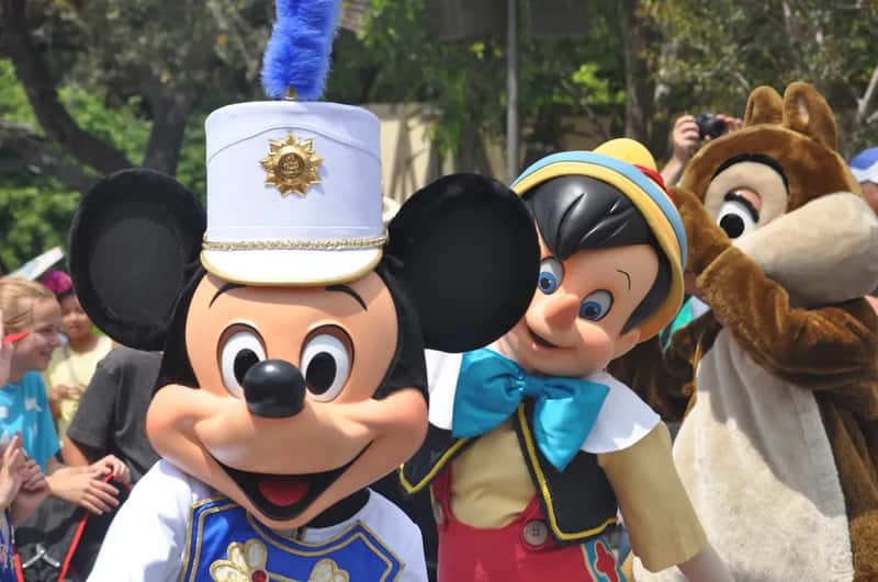 6. Costume characters have a subtle signal for "I need help now" (Image Credits: Unsplash)