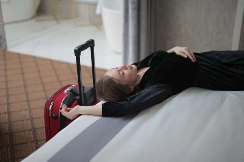 7. Treating the Layover as Part of the Sleep Schedule, Not a Pause From It (Image Credits: Pexels)