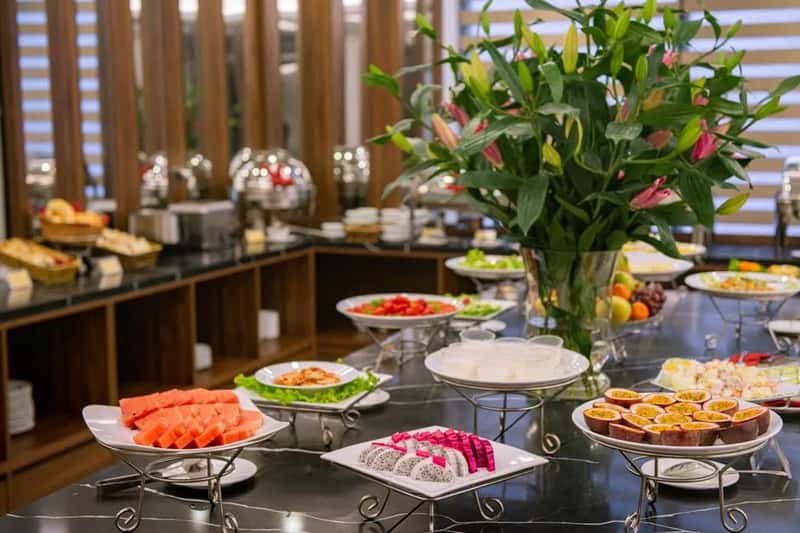 7. Demanding instant service like the buffet owes you (Image Credits: Pexels)