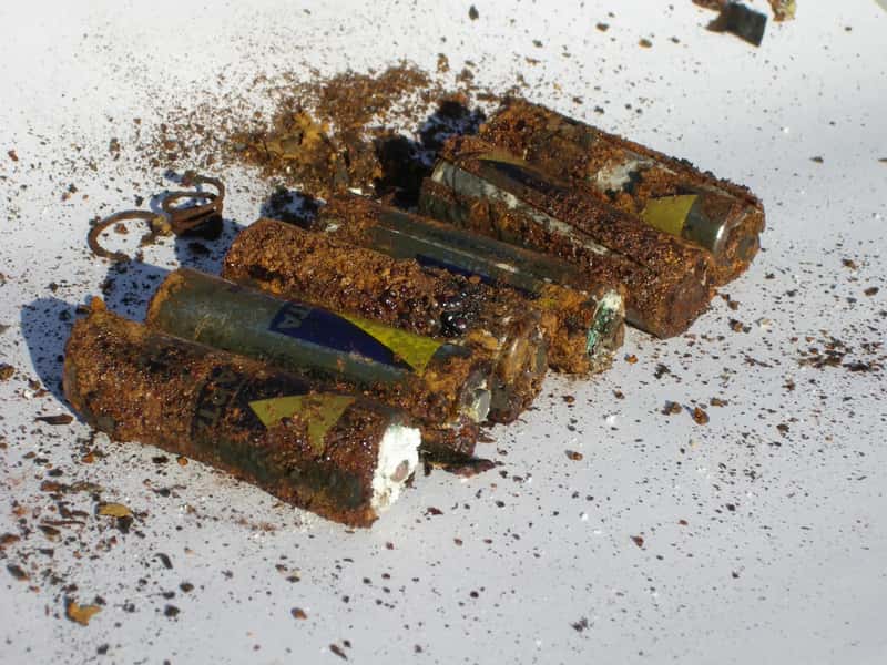 4. Damaged or corroded batteries (Photo taken by Mathieu BOIS, CC BY-SA 3.0)
