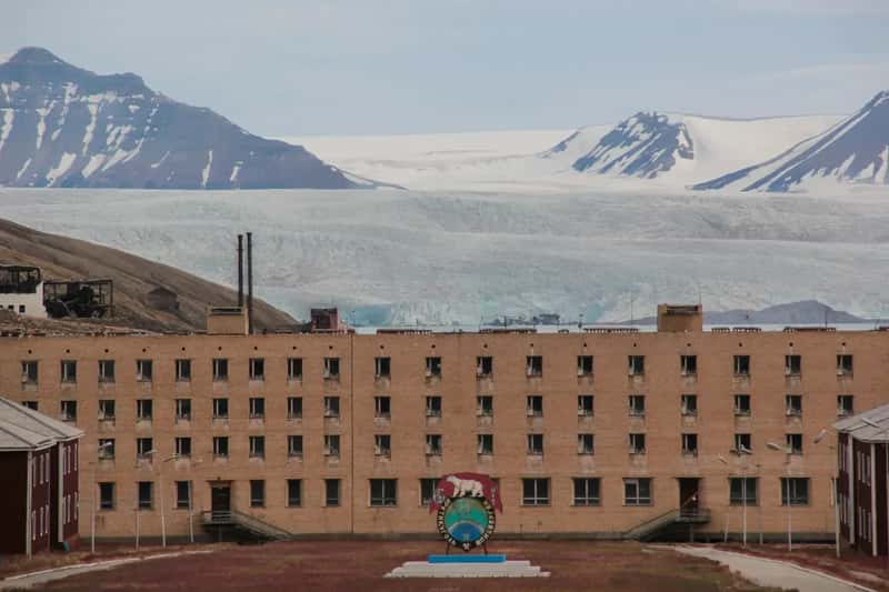 10. Pyramiden, Norway – Soviet Arctic Settlement (Image Credits: Wikimedia)