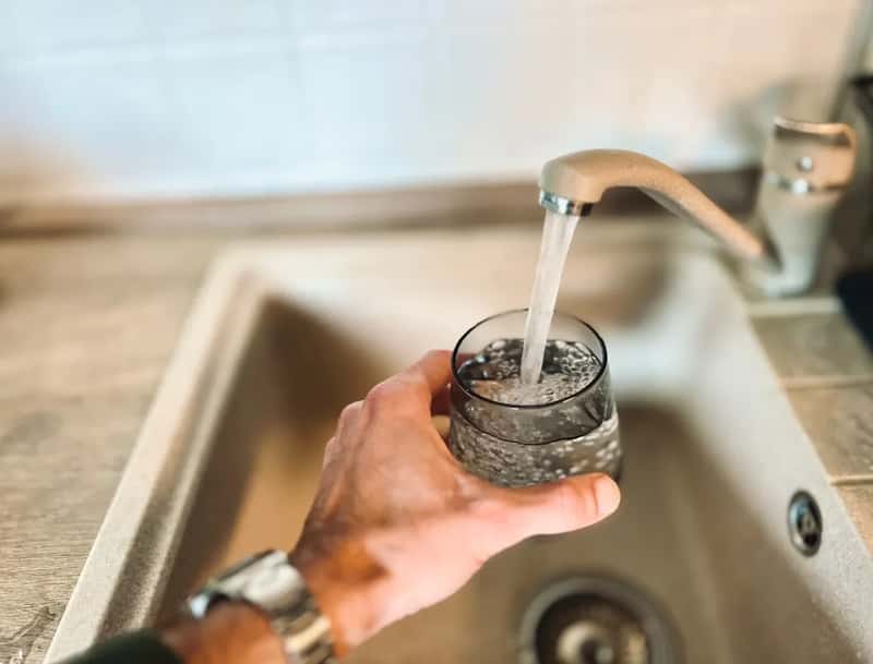 6. Asking for tap water at restaurants without hesitation (Image Credits: Unsplash)