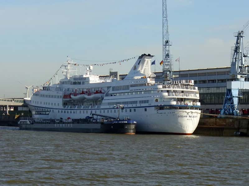 2. Multi-day cruises far from port (By Tvabutzku1234, CC0)