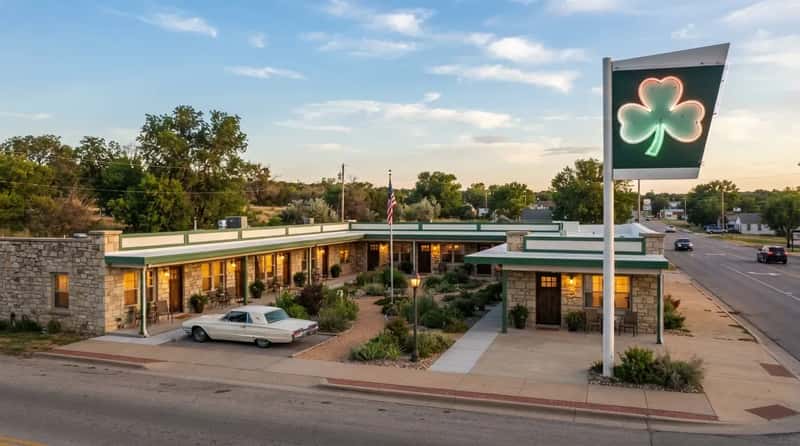#4 - Shamrock Court: The Missouri Motel That Just Welcomed Guests Again (Image Credits: Gemini)
