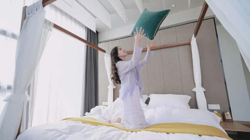 The People Cleaning Your Room Are Among the Most Underpaid in Hospitality (Image Credits: Unsplash)