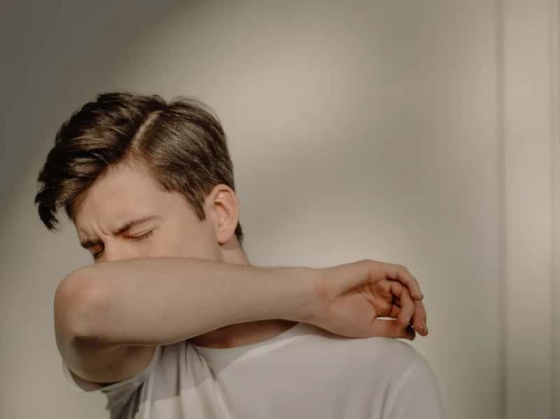 6. A cough or chest congestion that lingers past a day or two (Image Credits: Pexels)