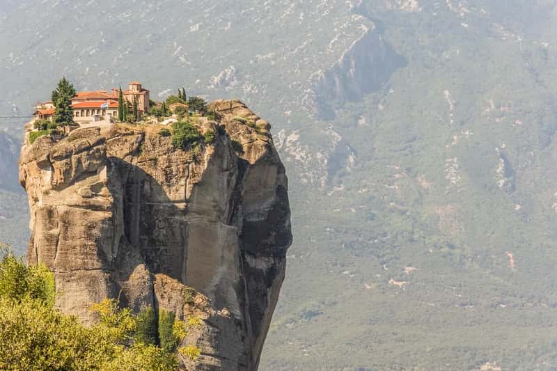 2. Greece: Islands, Cliffs and Ancient Stone (Image Credits: Pixabay)