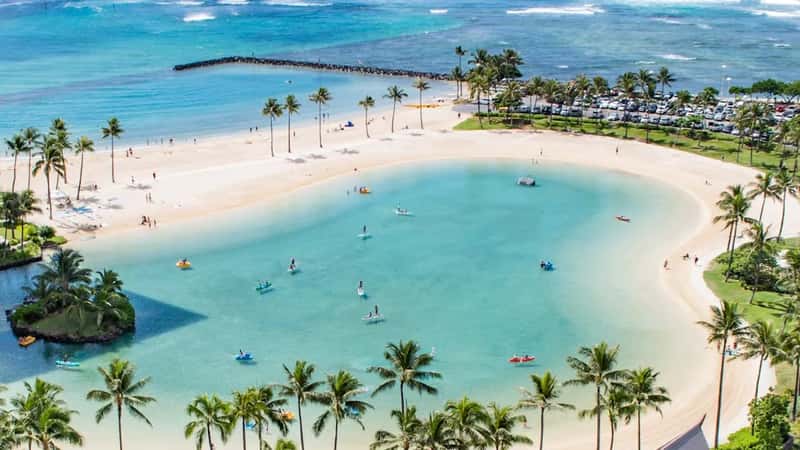 Waikiki Beach, Hawaii (Image Credits: Unsplash)