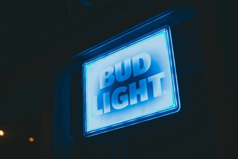 4. Asking for a specific American beer brand (Image Credits: Pexels)