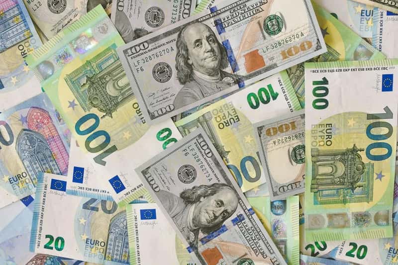 Exchanging cash and carrying traveler's checks (Image Credits: Unsplash)