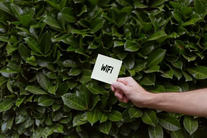 8. Outdated or malfunctioning technology (Image Credits: Pexels)