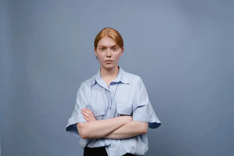 3. Closed-Off Signals Like Crossed Arms or a Turned Body (Image Credits: Pexels)