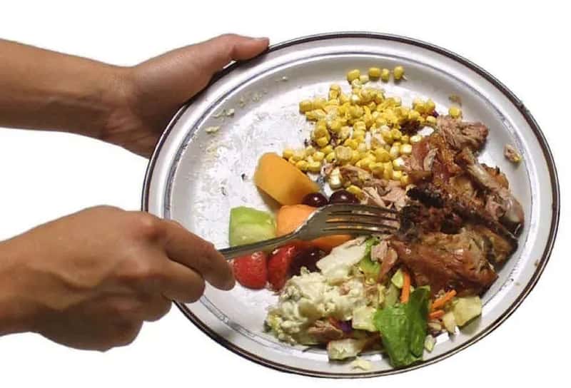 16. Throwing Away Food (jbloom, Flickr, CC BY 2.0)