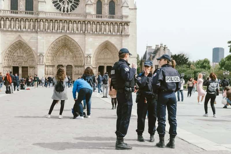 Paris has earned an unwanted nickname: pickpocket capital (Image Credits: Pexels)