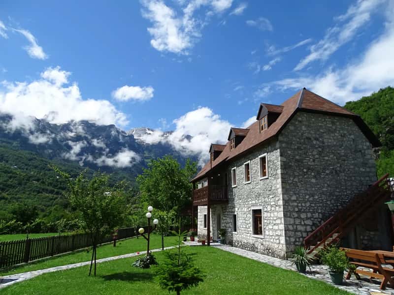 Accommodation That Won't Eat Your Entire Budget (Image Credits: Wikimedia)