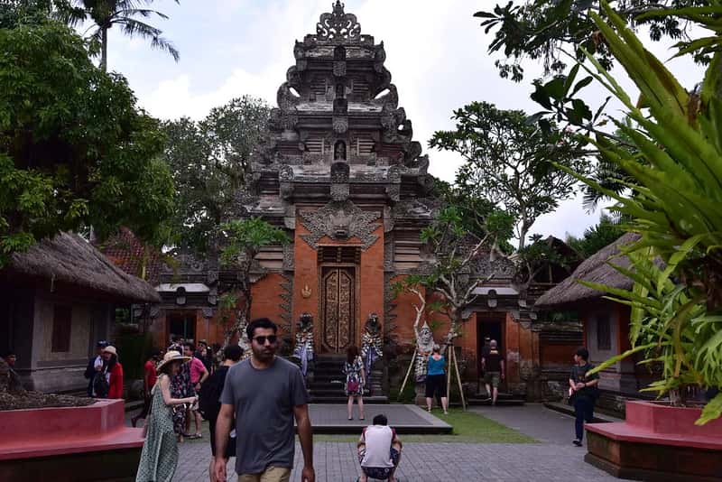 2. Ignoring Temple Dress Codes and Sacred Site Rules in Bali (shankar s., Flickr, CC BY 2.0)