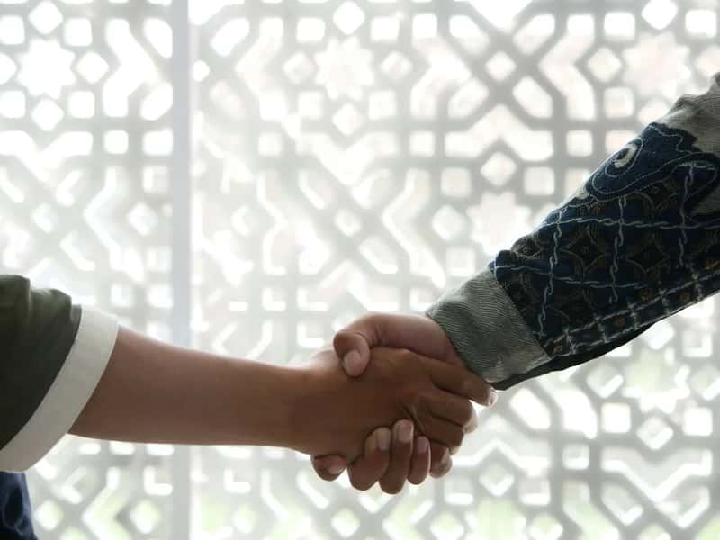 Let the other person decide on cross gender contact (Image Credits: Unsplash)