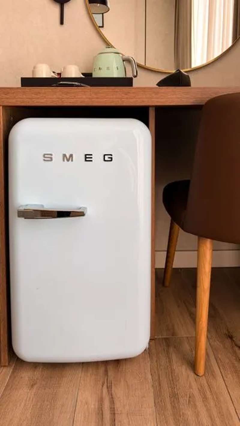 3. Automatic minibar sensor charges (Image Credits: Pexels)