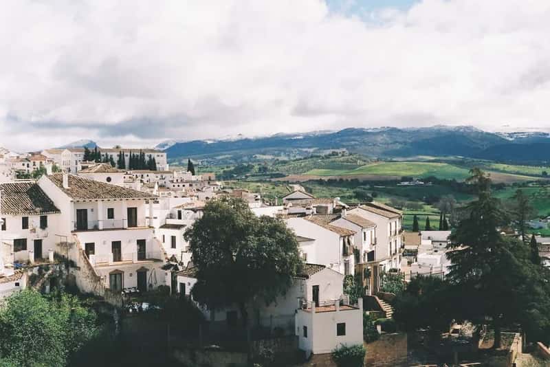 Inland Andalusian towns deliver sunshine without the summer siege (Image Credits: Pexels)