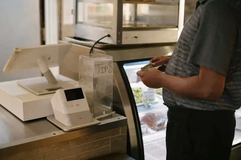 The Cashless World Is Making It Harder for Workers Who Depend on Tips (Image Credits: Pexels)