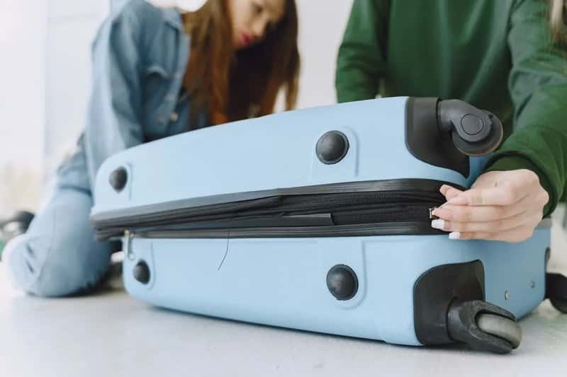 1. Stuffing the Suitcase Until the Zipper Becomes the Weak Point (Image Credits: Pexels)