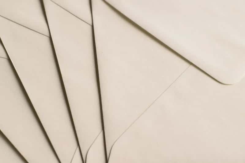 3. Tipping envelopes tell managers more than guests think (Image Credits: Pexels)
