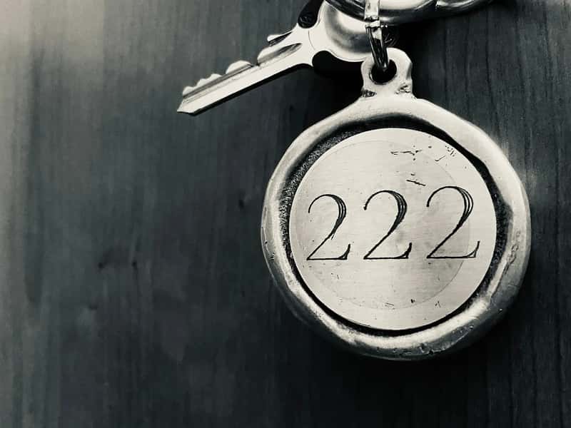 Metal Hotel Room Keys (Image Credits: Pixabay)