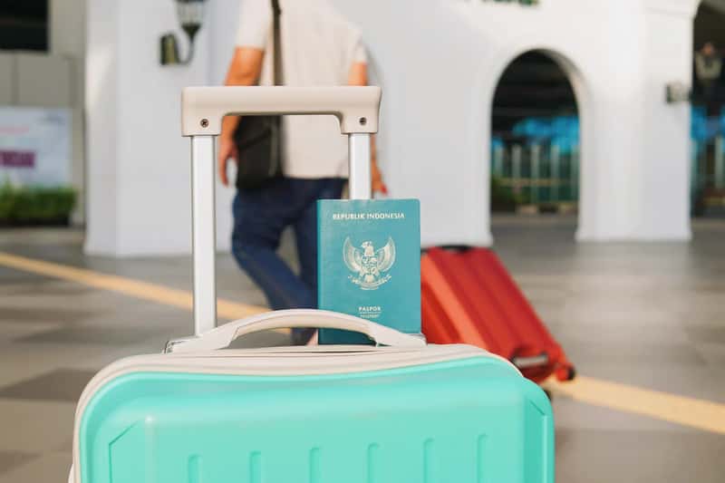 Original Medicare Rarely Pays Abroad (Image Credits: Pexels)