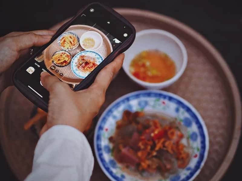 5. They never photograph food without asking, especially in small establishments (Image Credits: Unsplash)