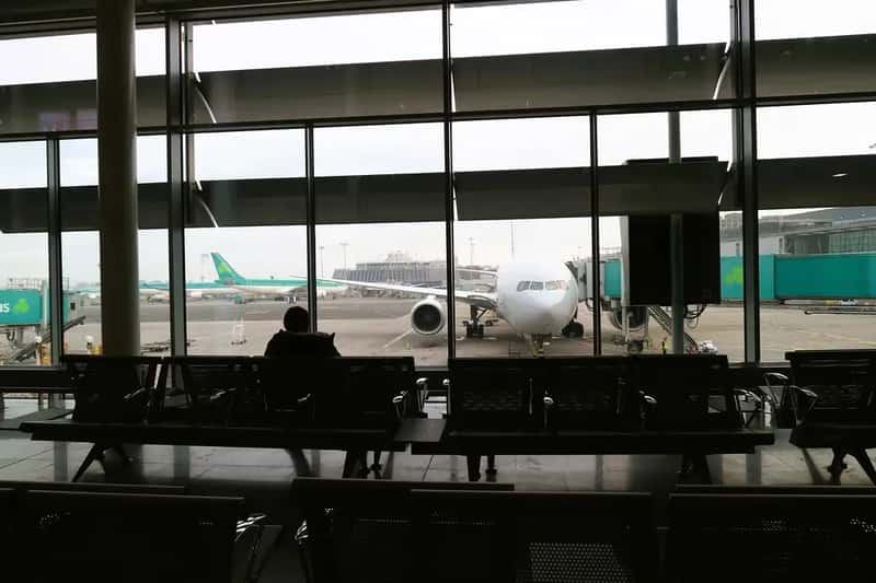 4. Volunteering to Gate-Check a Carry-On Bag (Image Credits: Flickr)