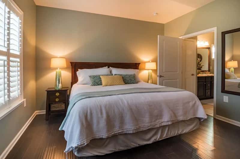 4. The bed, linens, and nearby furniture (Image Credits: Pexels)