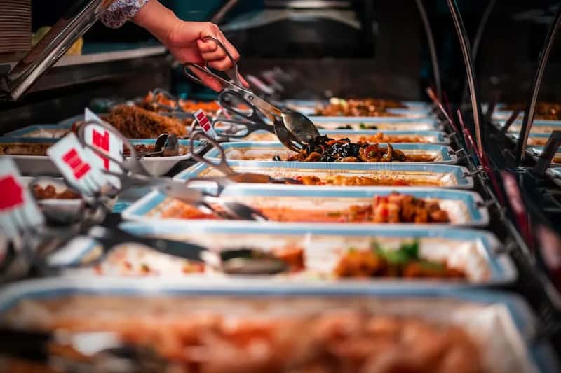 2. Using Personal Utensils Instead of Serving Tools (Image Credits: Unsplash)