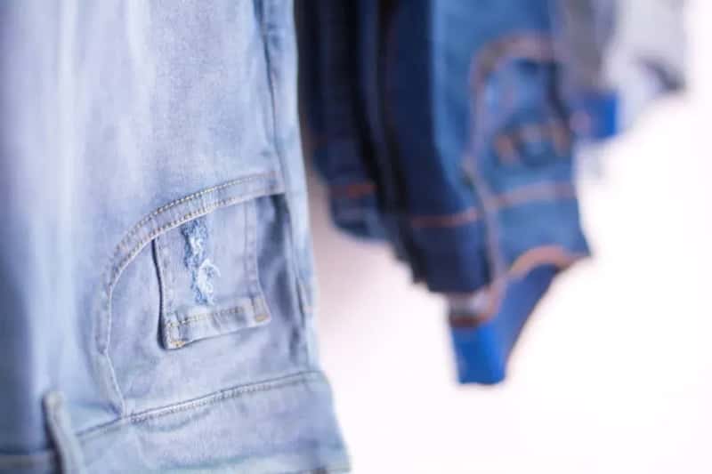 10. Clothing With Lots of Hidden Pockets or Concealed Compartments (Image Credits: Pexels)