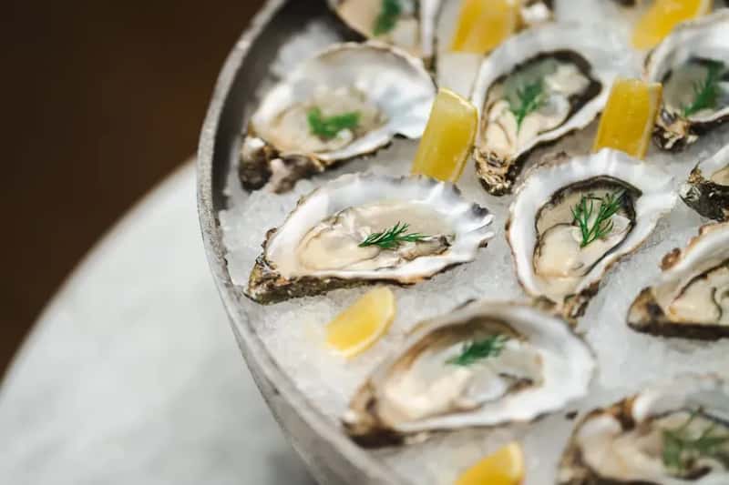 2. Shellfish and Seafood Without Any Ice in Sight (Image Credits: Pexels)