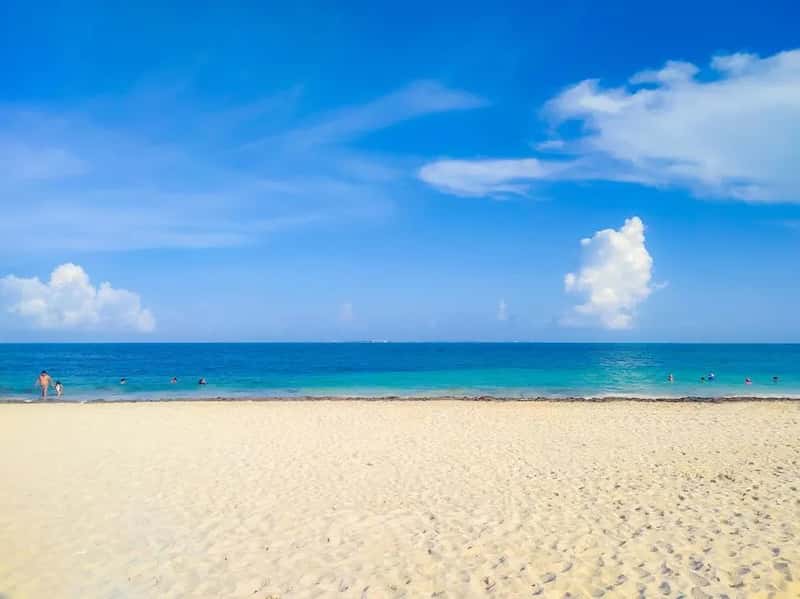 Cancún now feels like an airport with a beach attached (Image Credits: Pexels)