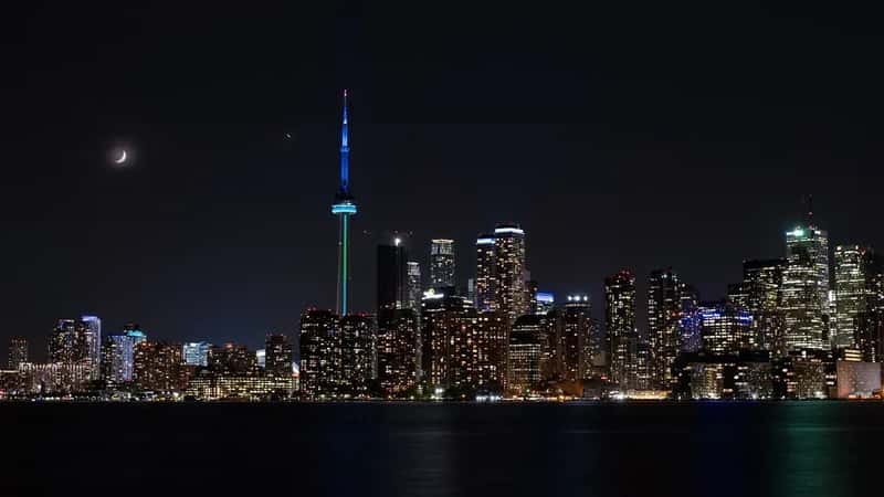 Canada: Polite, Generous, and Very Much a Tipping Culture (Image Credits: Flickr)
