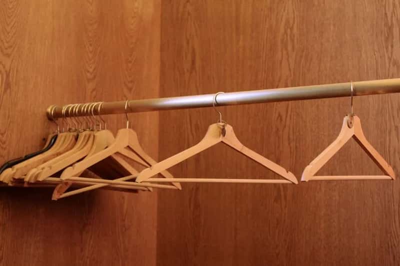 4. Lowered Controls, Closet Bars and Easy-Reach Fixtures (Image Credits: Pexels)