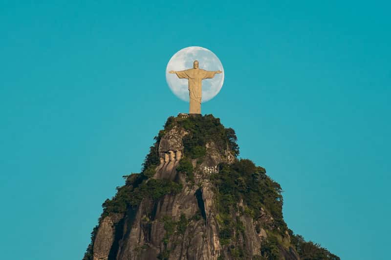 A Statue With Outstretched Arms Over the Bay (By Donatas Dabravolskas, CC BY-SA 4.0)