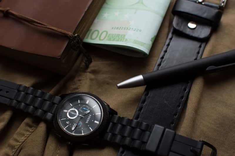 Carrying valuables in back pockets or open bag flaps (Image Credits: Pexels)