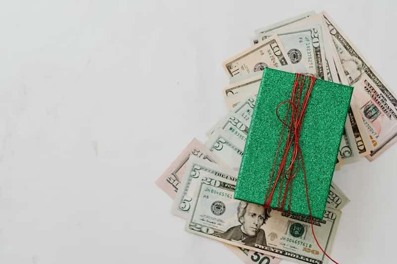 Year-end retirement front-loads bonuses, but it can backfire (Image Credits: Pexels)