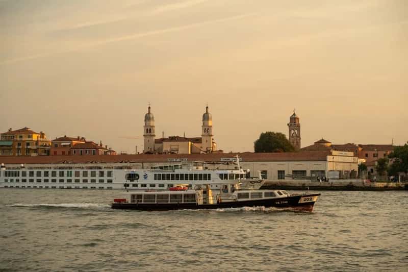 Italy: Venice's vaporetto network (Image Credits: Pexels)