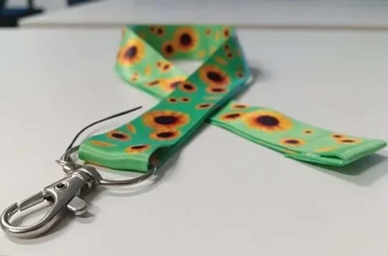 #6 – They Issue Sunflower Lanyards for Hidden Disabilities - No Proof Required (Fita com desenhos de girassóis - símbolo de identificação deficiências ocultas, CC BY 2.0)