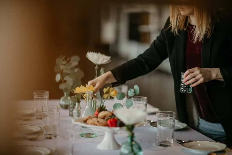 6. They handle the basics of table etiquette without overthinking it (Image Credits: Unsplash)