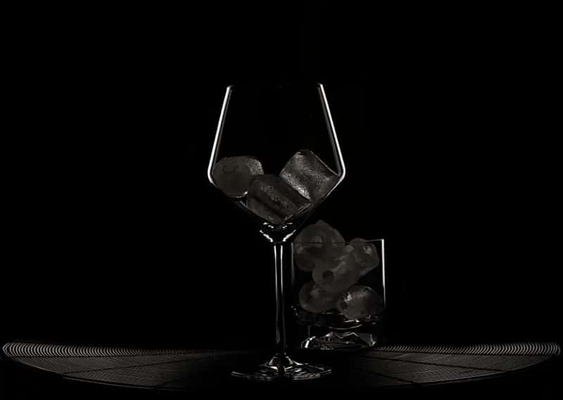 7. Wine served with ice cubes (Image Credits: Pexels)