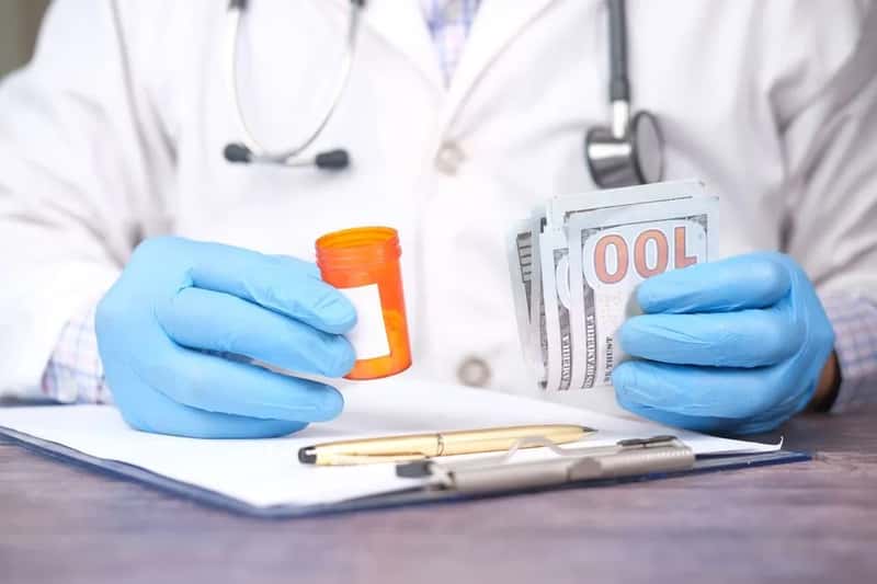 Healthcare enrollment gaps and waiting periods (Image Credits: Pexels)