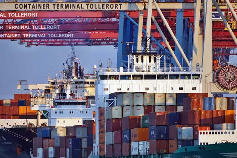 Full container load vs. shared container shipping (Image Credits: Pexels)